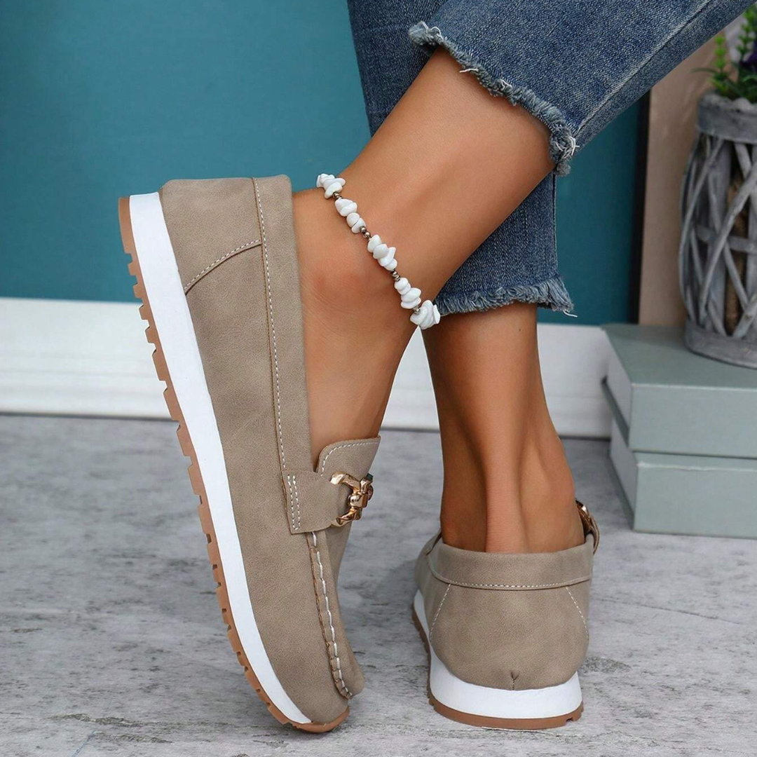 Mocassins em Pele com Fecho de Fivela Dourada para Mulher