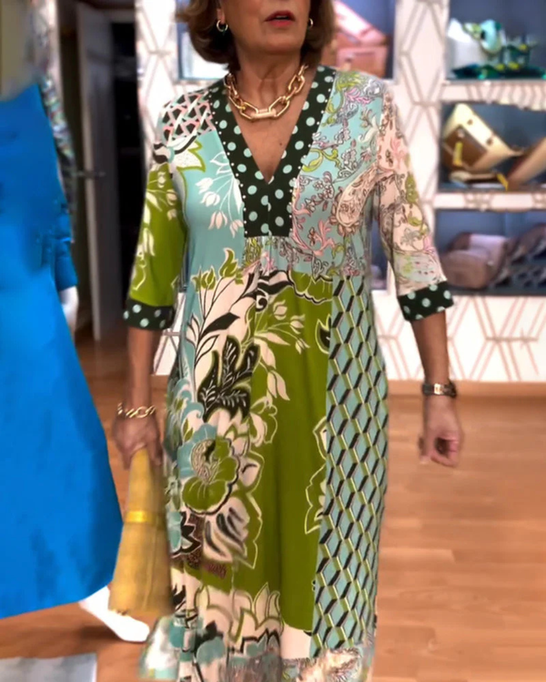 Vestido com decote em V, fenda e estampado vintage