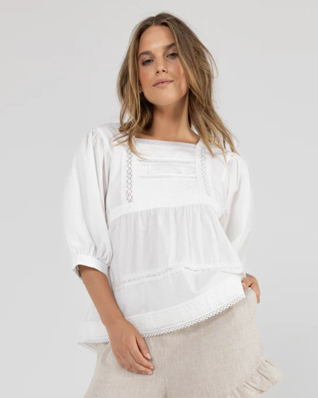 Blusa com decote quadrado em renda e mangas 3/4 compridas bufantes com punhos abotoados