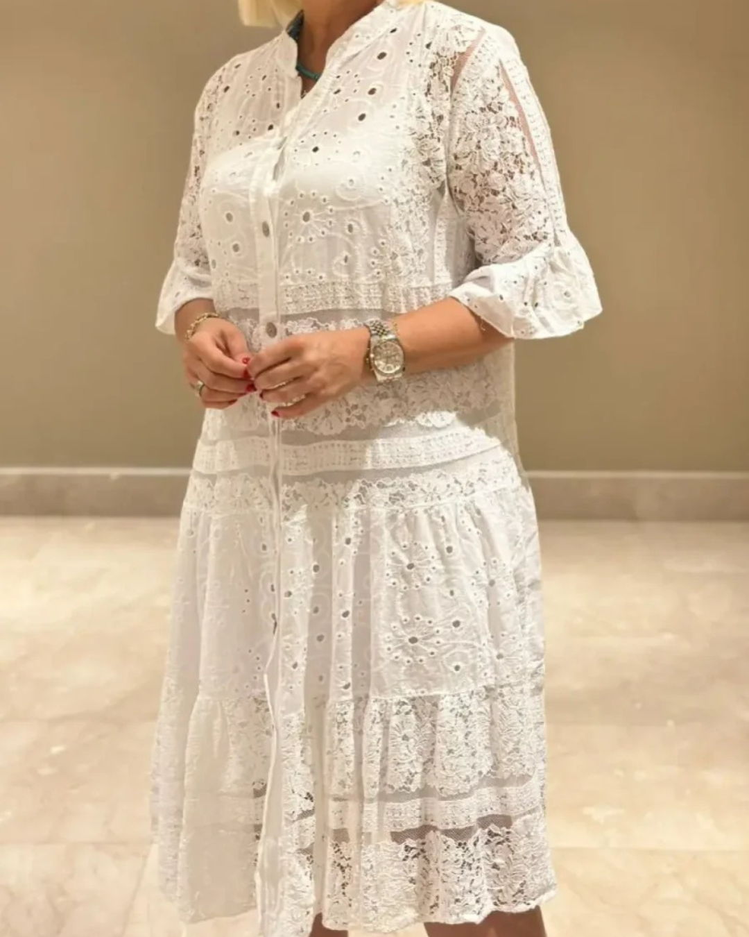 Vestido de renda com mangas e botões frontais