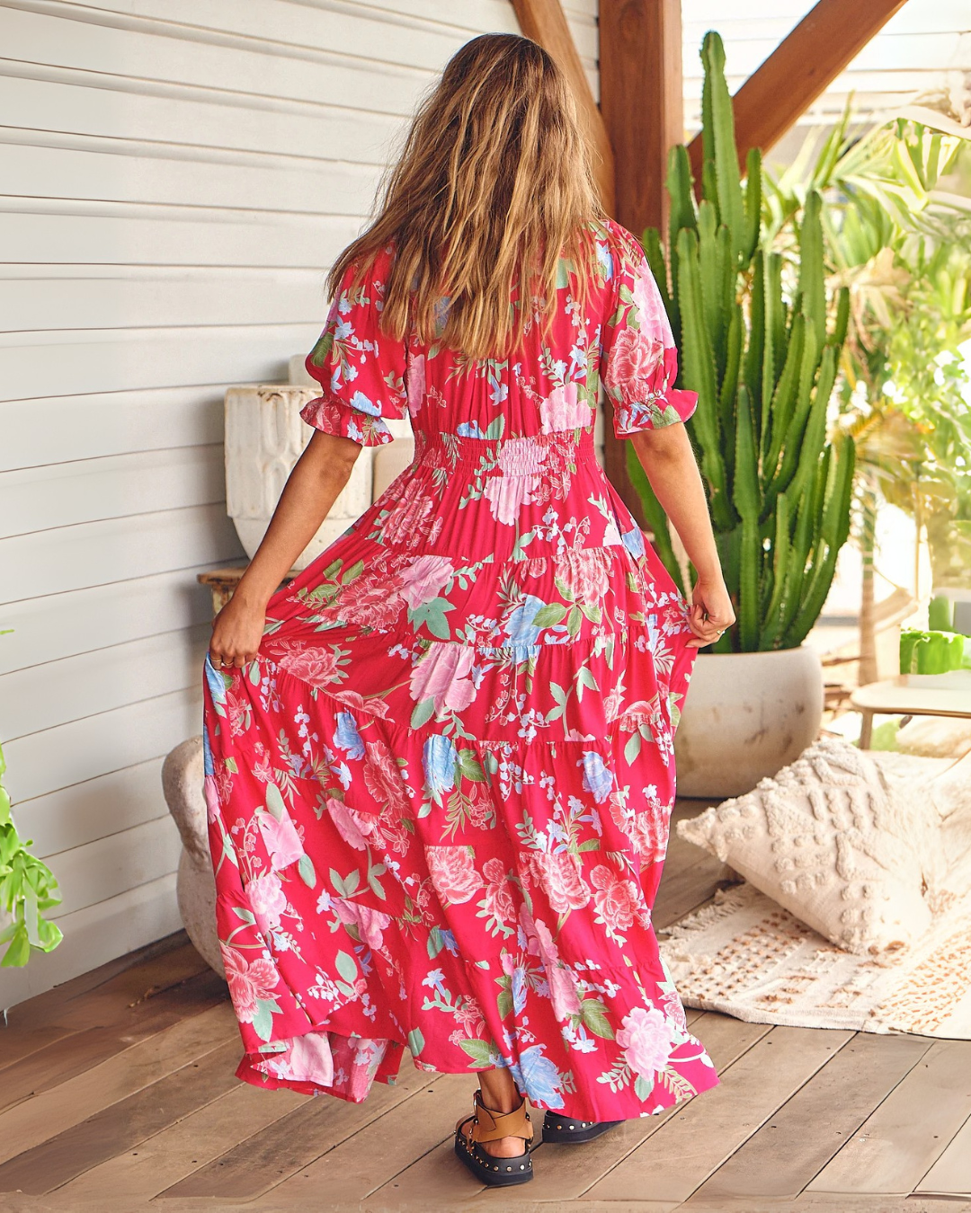 Vestido comprido com decote em V e mangas elásticas