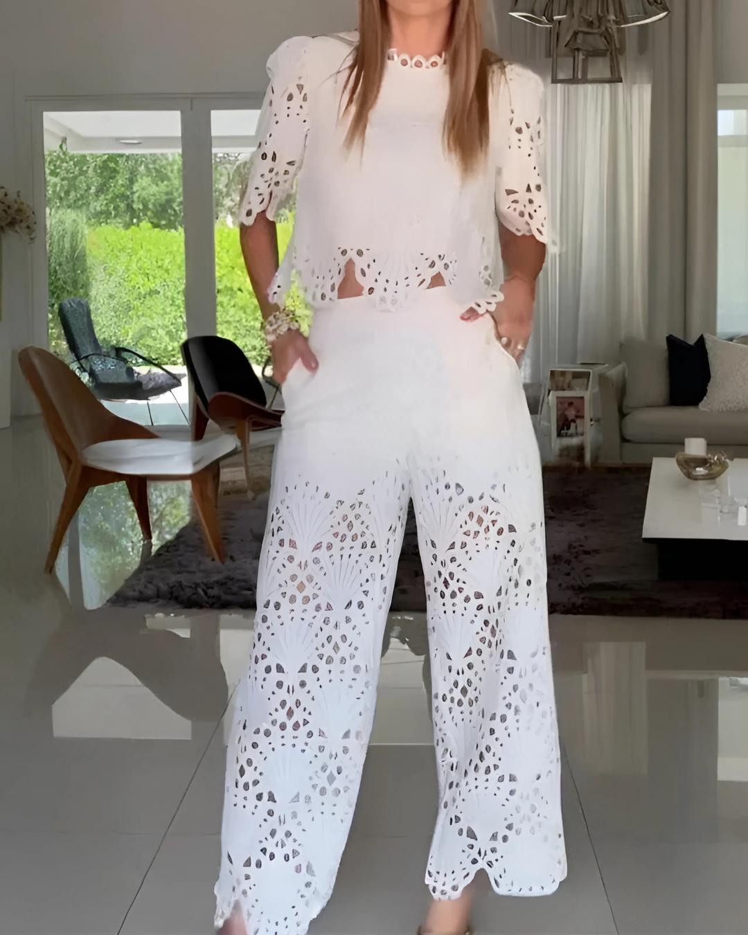 Conjunto de duas peças com camisa de manga curta e calças largas para mulher