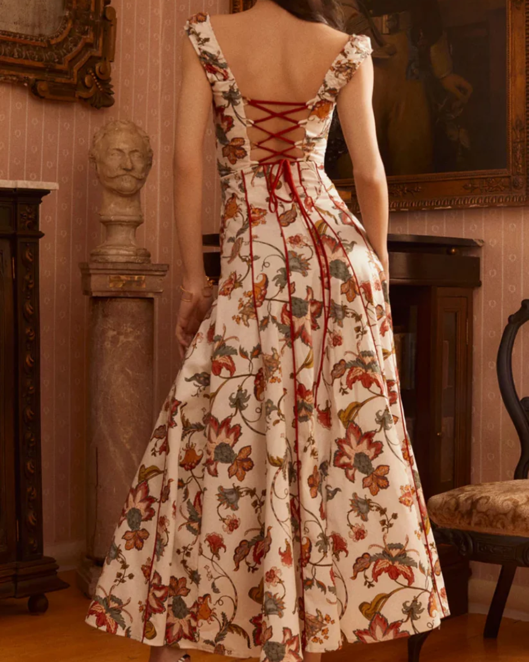 Vestido comprido floral com decote quadrado em estilo romântico