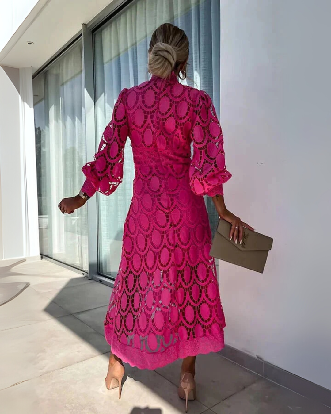 Vestido longo de renda com mangas estilo farol