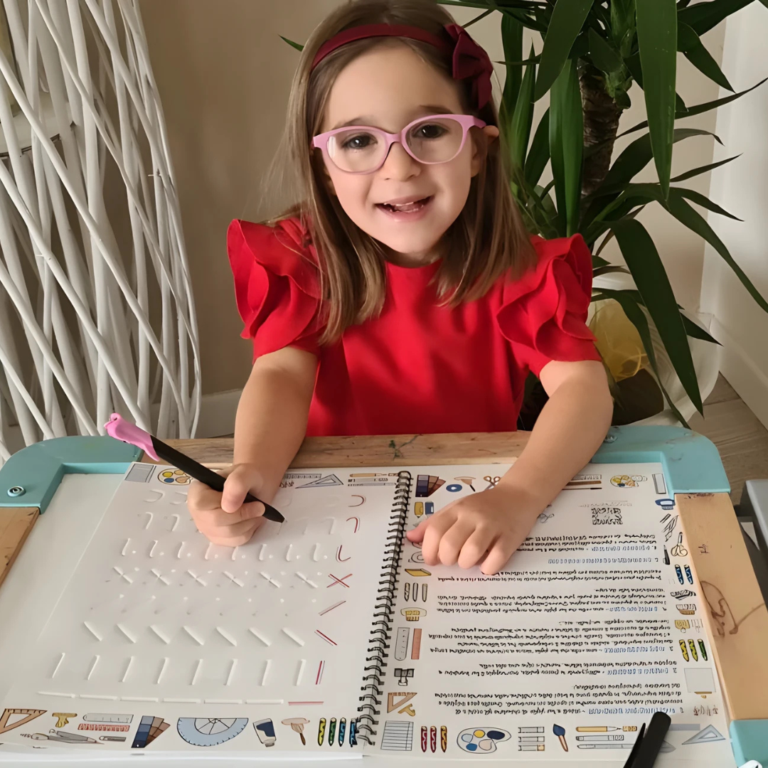 Manuais de escrita com ranhuras guiadas e tinta mágica para a aprendizagem