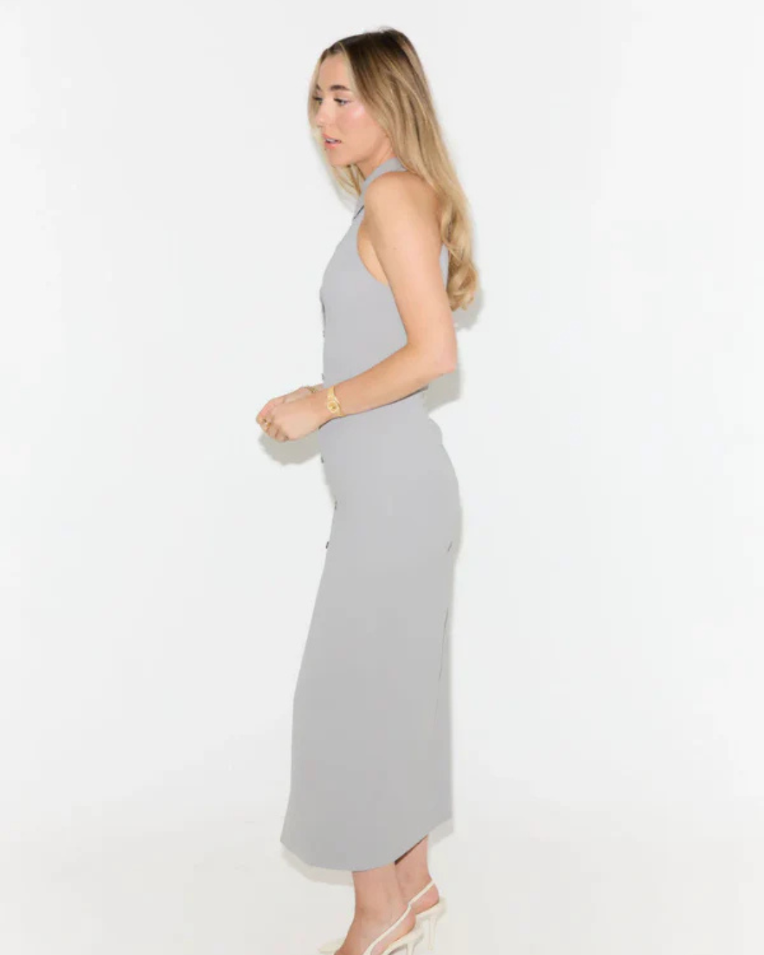 Vestido Sem Mangas com Gola de Camisa e Fenda Frontal com um Estilo Elegante