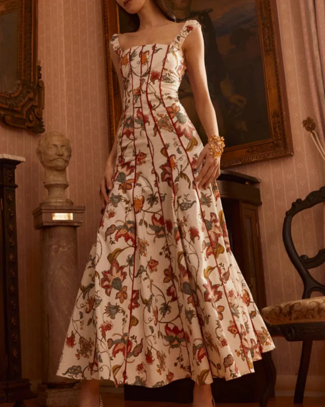 Vestido comprido floral com decote quadrado em estilo romântico
