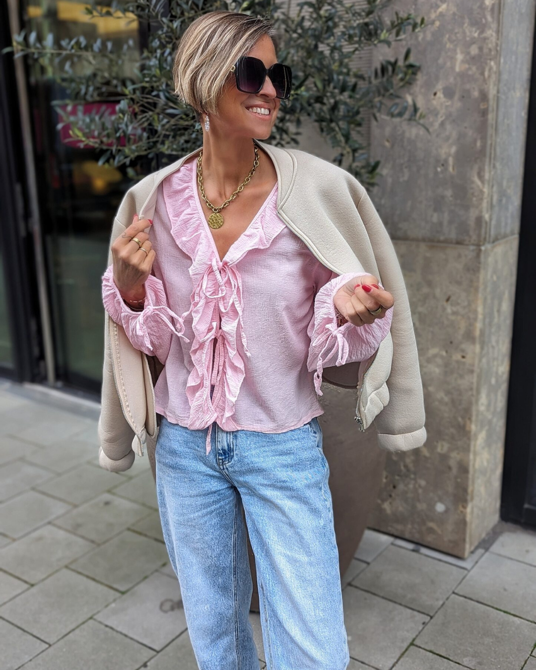 Blusa com Folhos e Laço à Frente em Tecido Leve e Mangas Bufantes