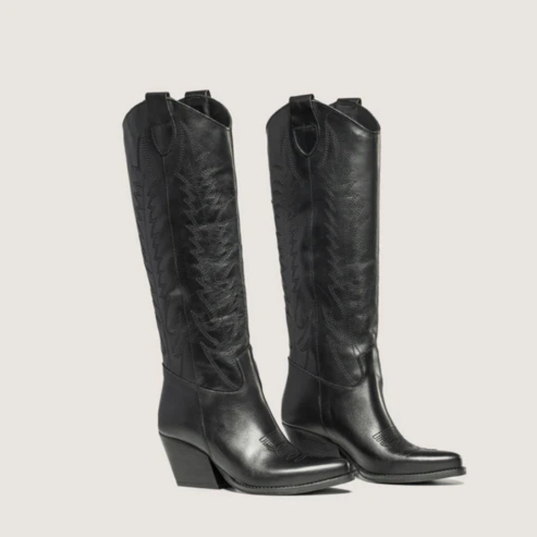 Bota Alta com Bordados Decorativos e Salto Angular para um Look Clássico