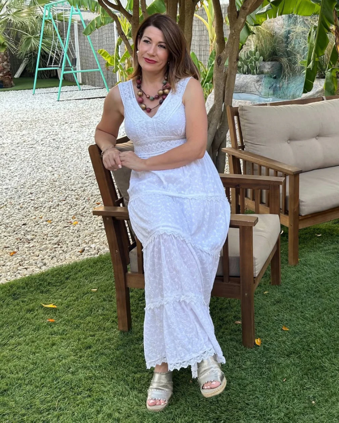 Vestido de verão longo com rendas e bordados