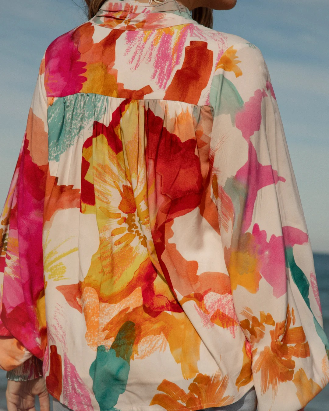 Blusa folgada com decote em V e mangas compridas