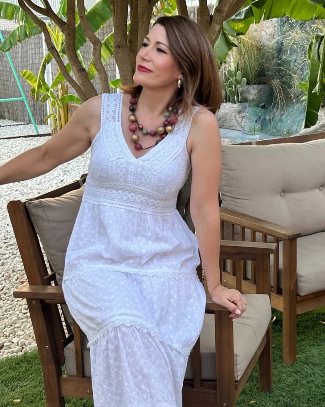 Vestido de verão longo com rendas e bordados