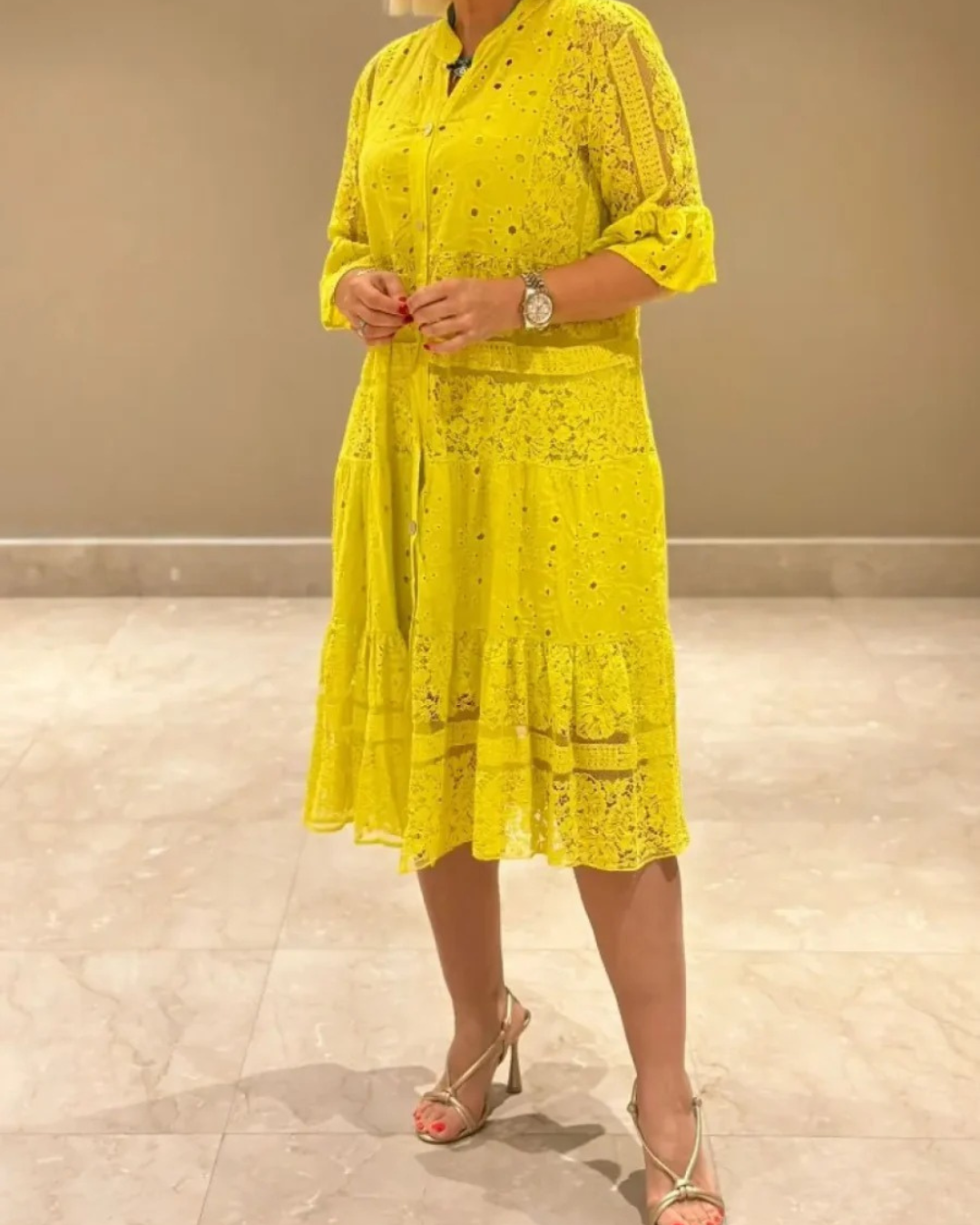 Vestido de renda com mangas e botões frontais