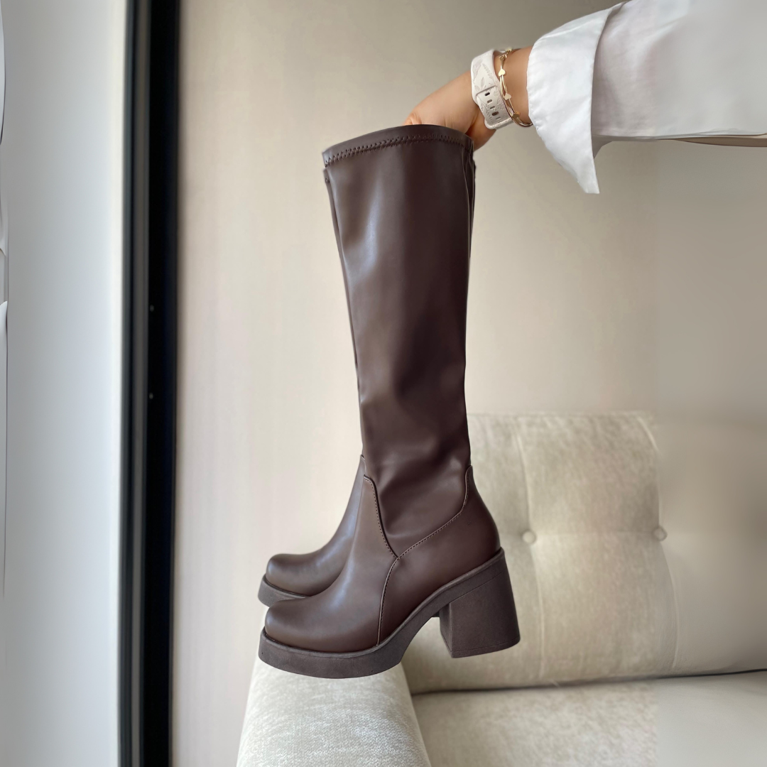 Botas clássicas de cano alto com salto para mulher