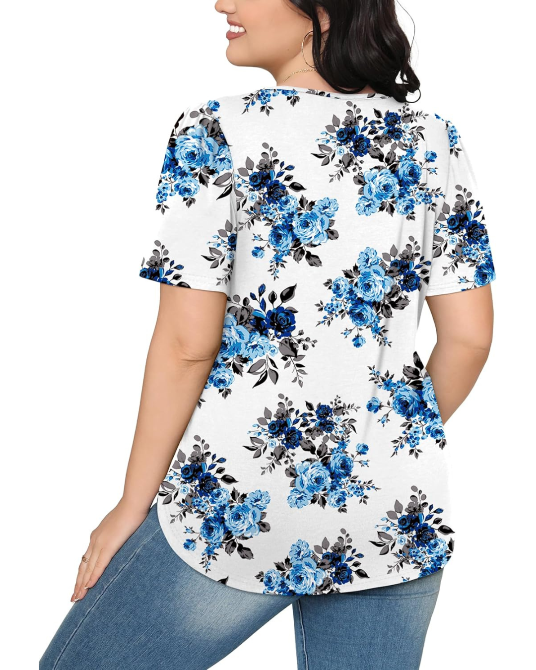 Blusa Branca com Estampado Floral Azul e Pregas Decorativas no Peito
