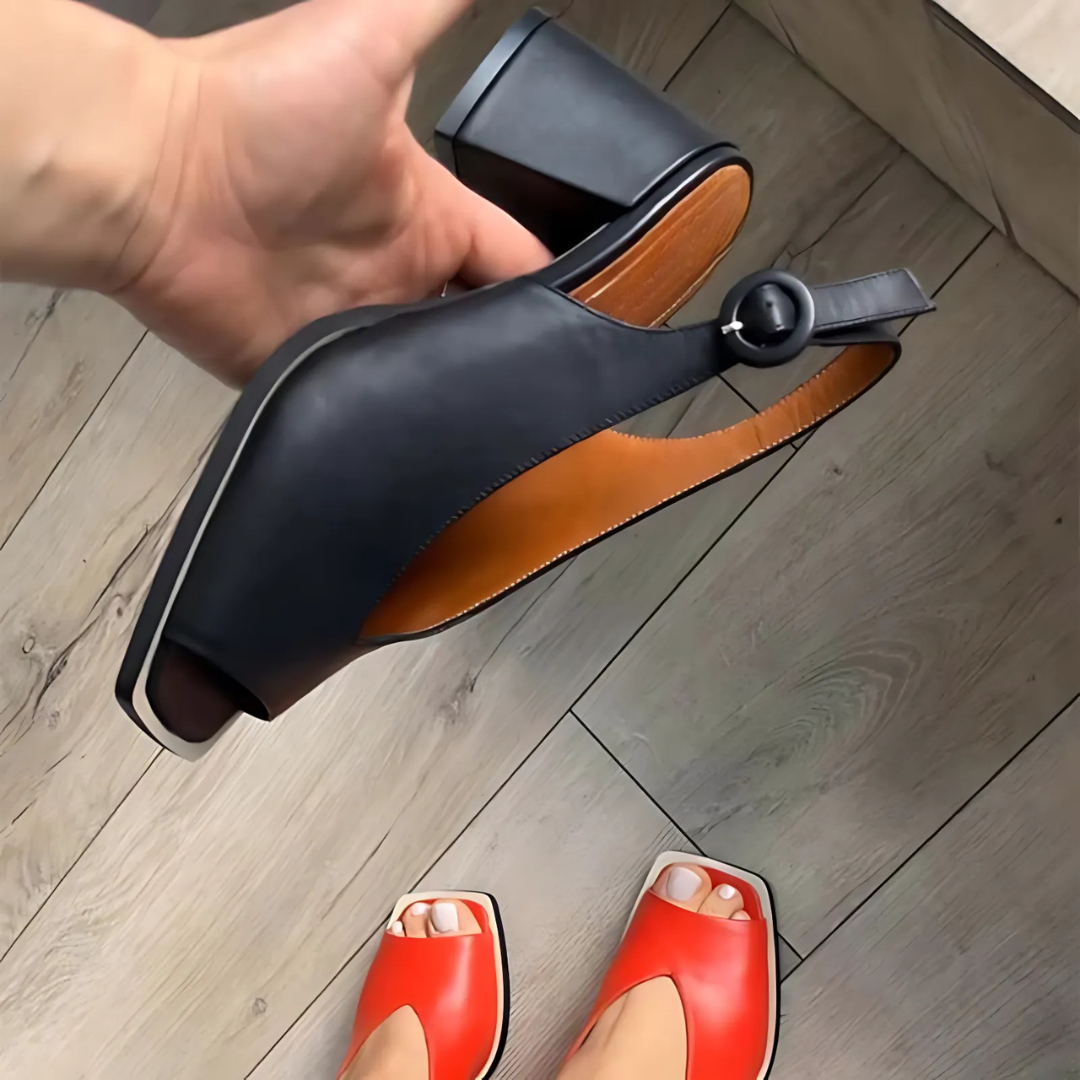 Sandálias elegantes de salto alto