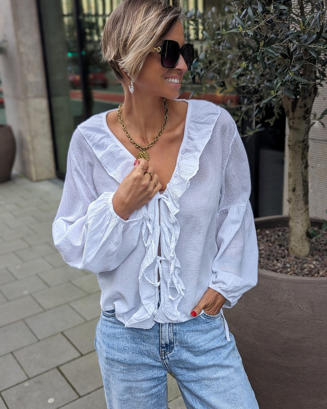 Blusa com Folhos e Laço à Frente em Tecido Leve e Mangas Bufantes