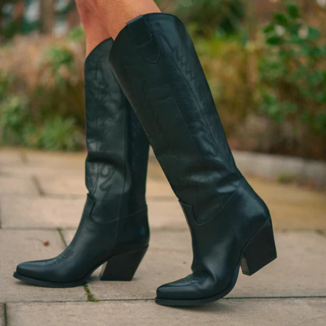 Bota Alta com Bordados Decorativos e Salto Angular para um Look Clássico