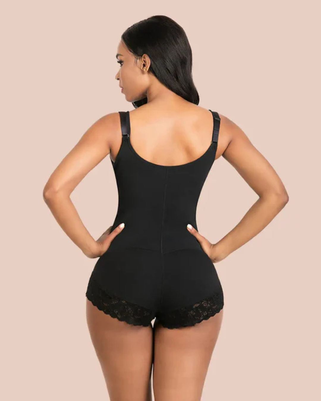 Body de controlo do ventre com pormenores em renda