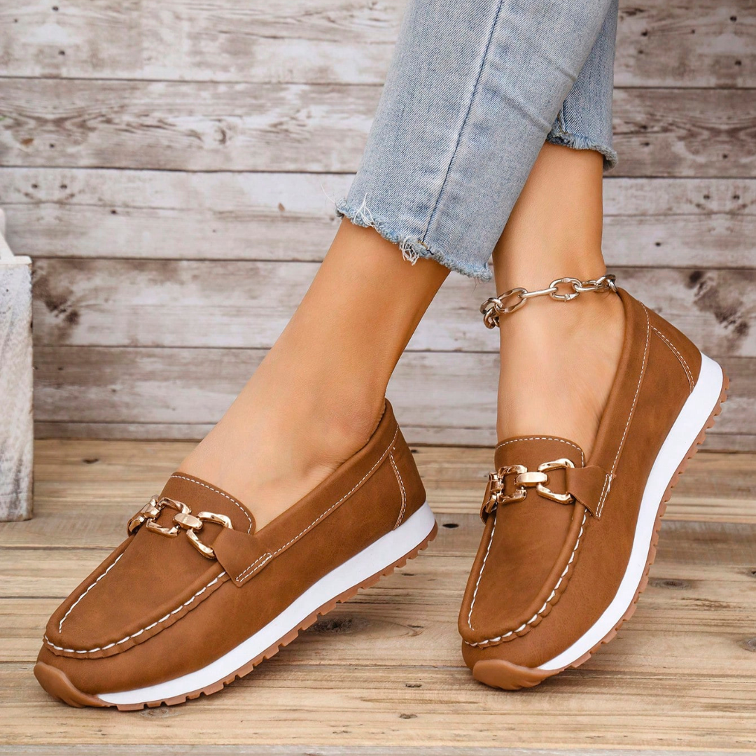 Mocassins em Pele com Fecho de Fivela Dourada para Mulher