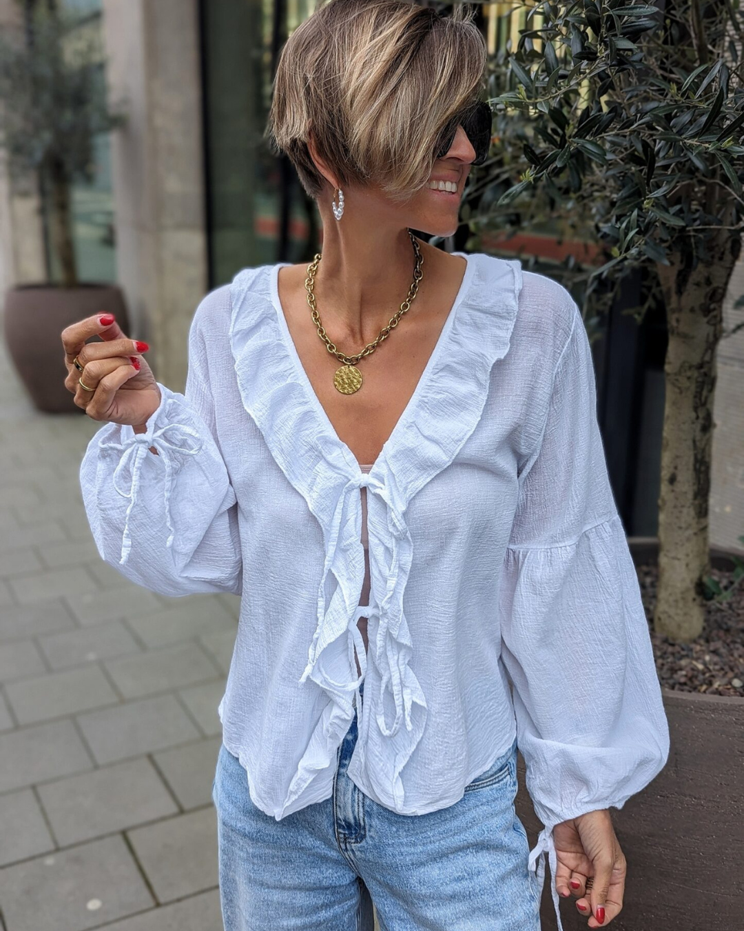 Blusa com Folhos e Laço à Frente em Tecido Leve e Mangas Bufantes