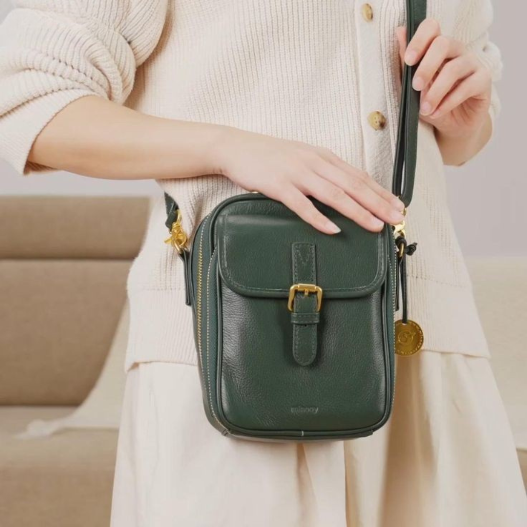 Bolsa de Ombro Compacta com Design Elegante e Fecho de Fivela