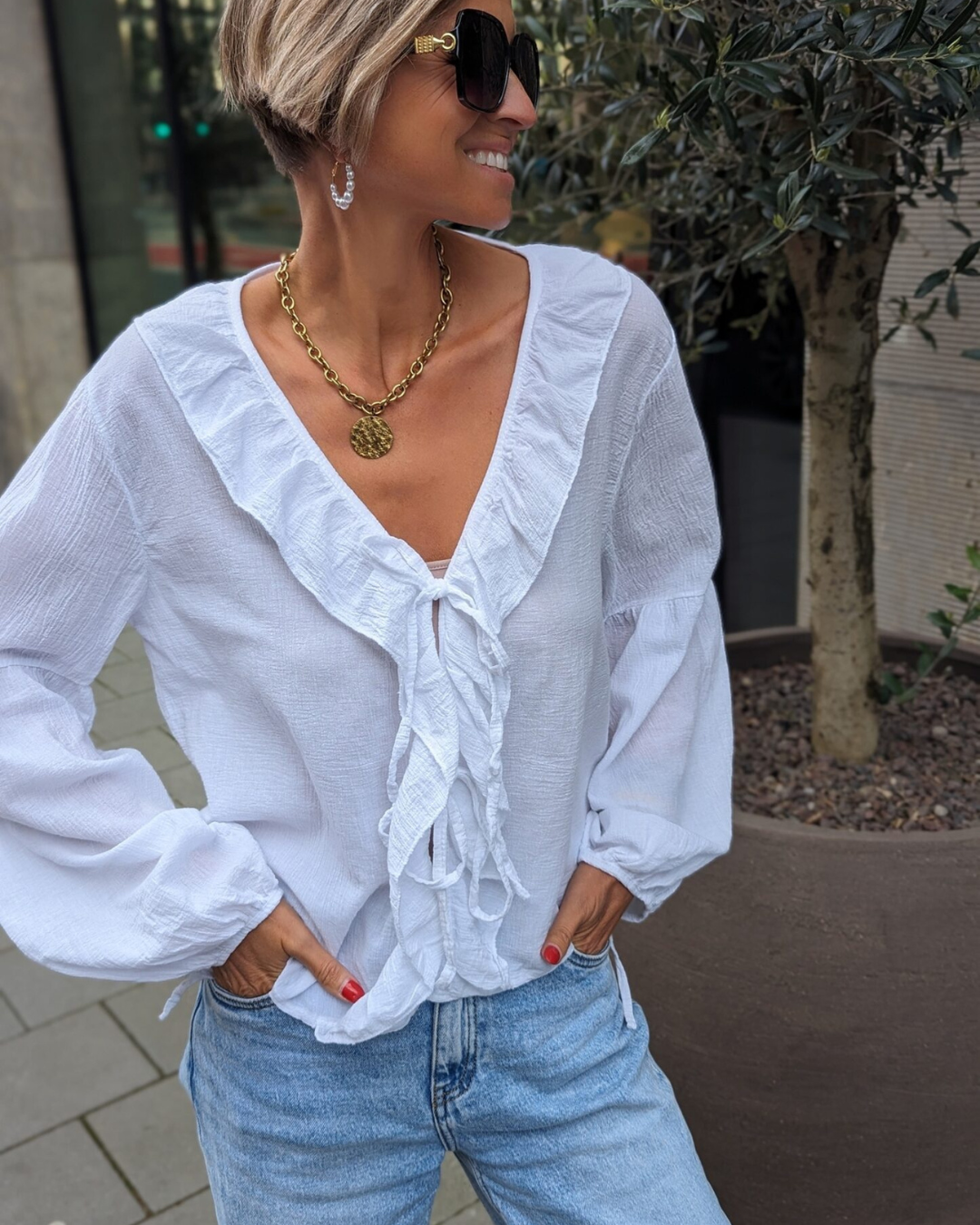 Blusa com Folhos e Laço à Frente em Tecido Leve e Mangas Bufantes