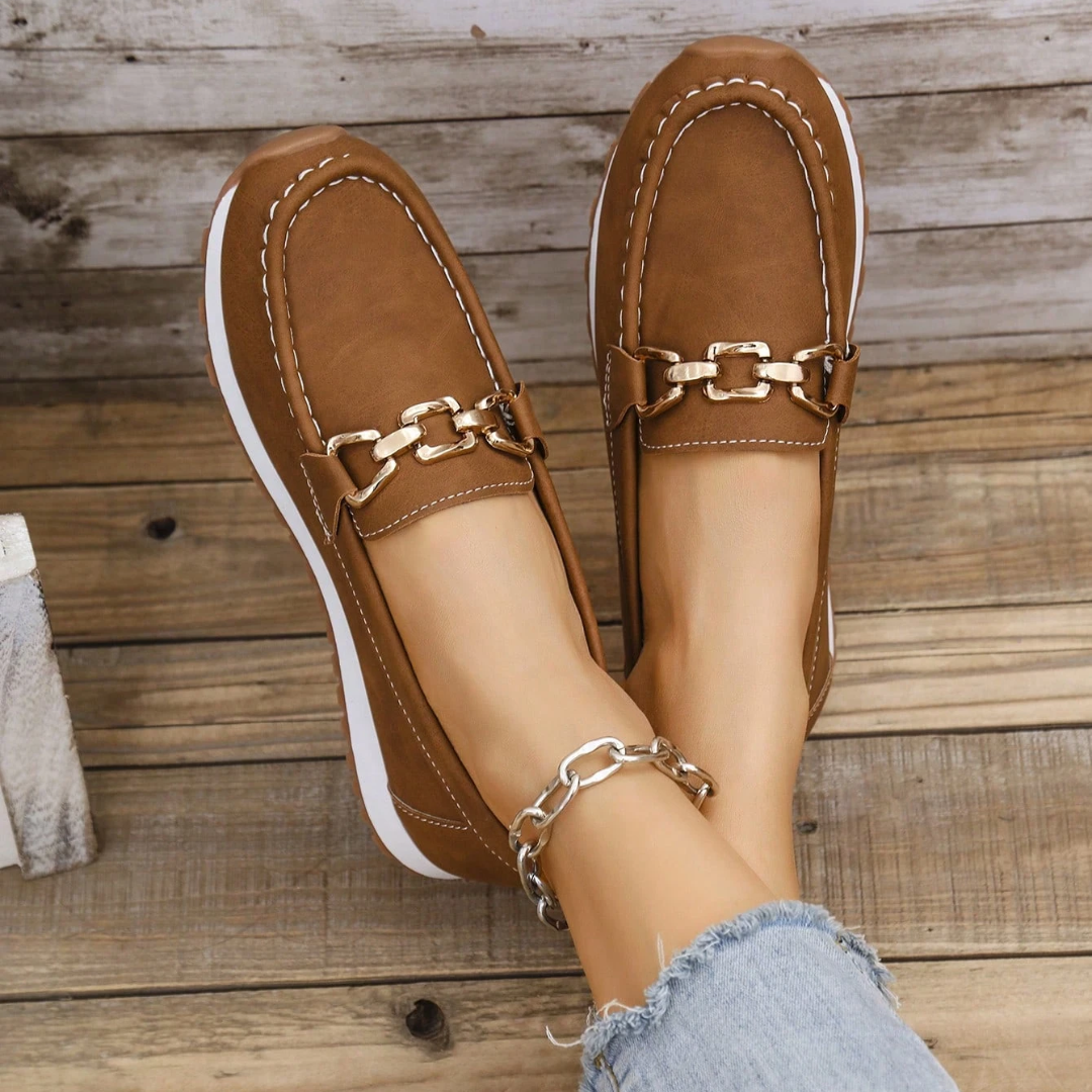 Mocassins em Pele com Fecho de Fivela Dourada para Mulher