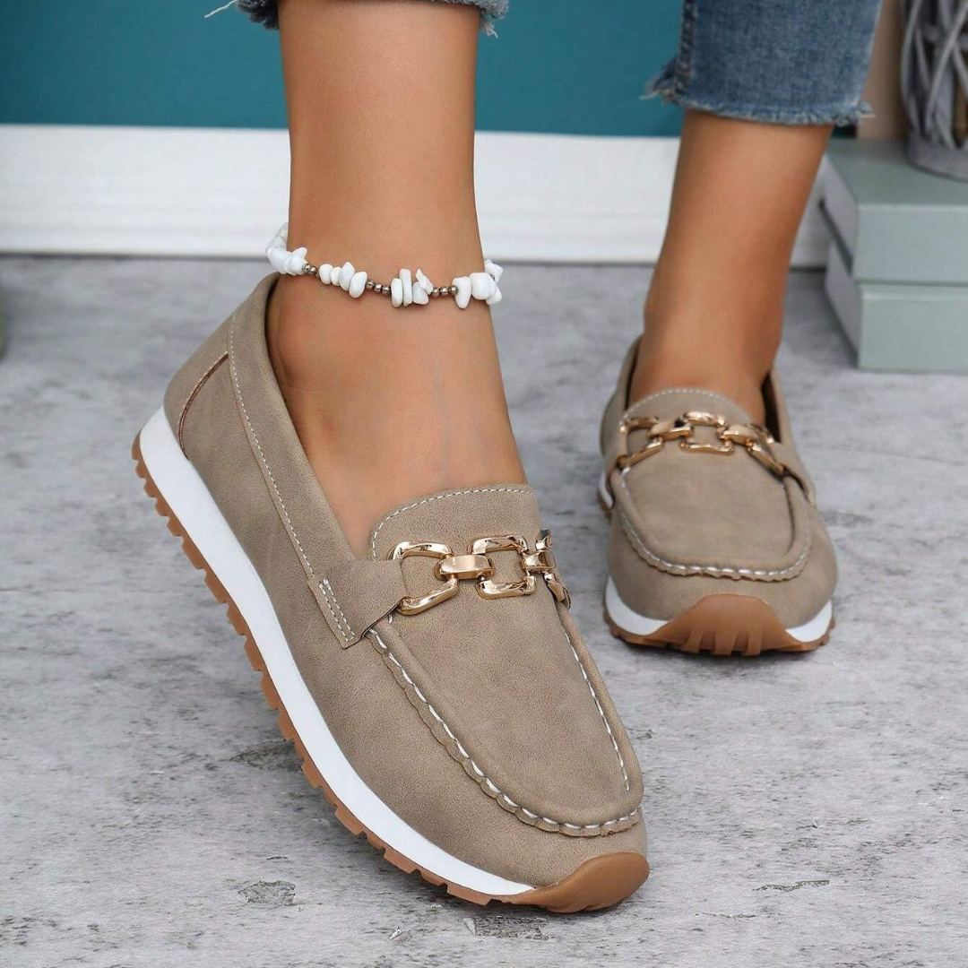 Mocassins em Pele com Fecho de Fivela Dourada para Mulher