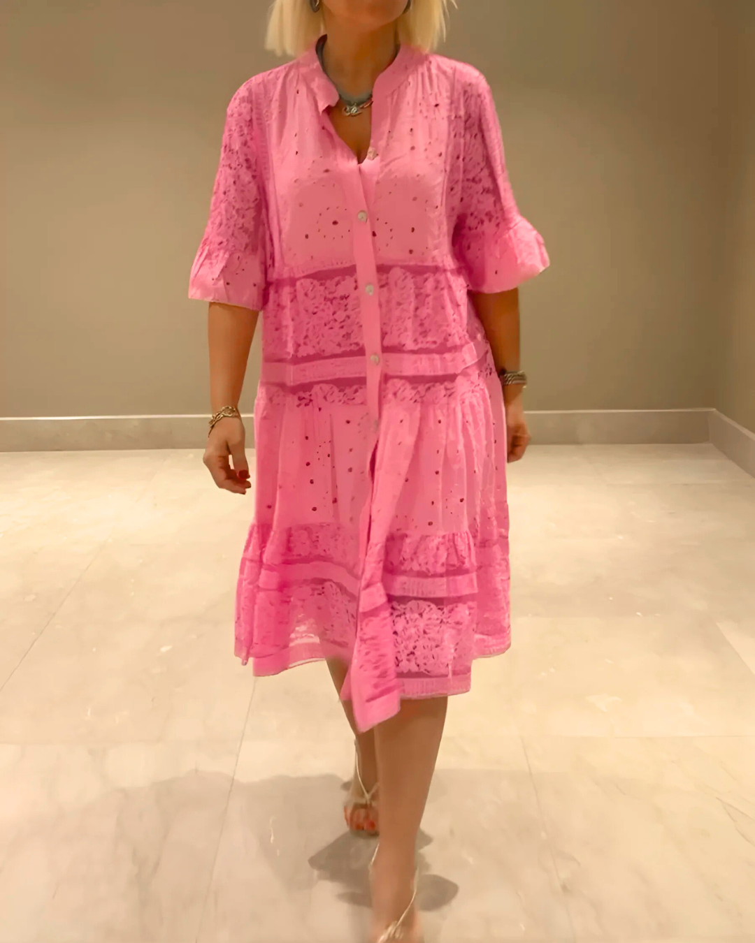 Vestido de renda com mangas e botões frontais